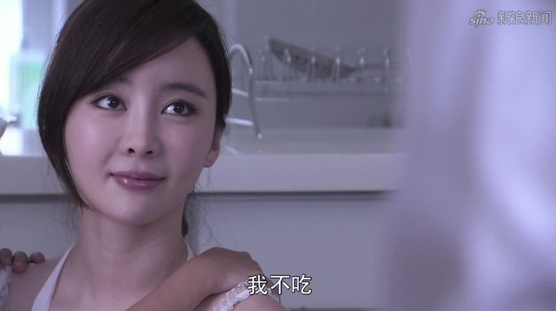 温柔的谎言:安然看着大家都这么开心,自己却在角落里若有所思