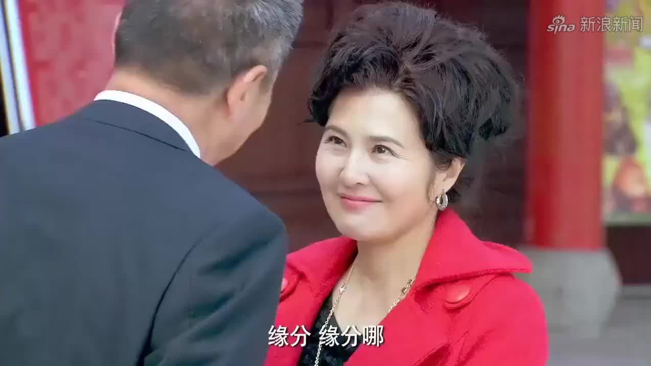 邻居也疯狂:三姨看到李大龙妹妹,一脸质疑,你妹妹能有那么好看
