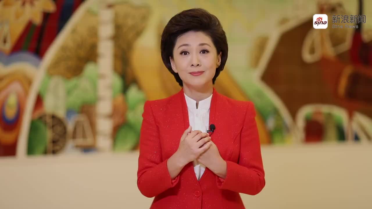 燕妮,海霞正用泥土做的迷你家具玩着过家家