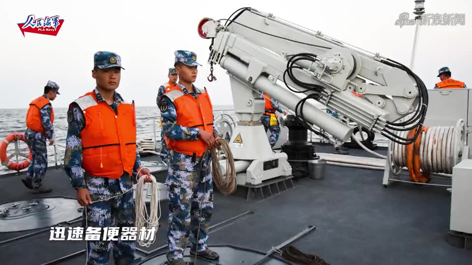 海军芷江舰官兵全力救援故障渔船