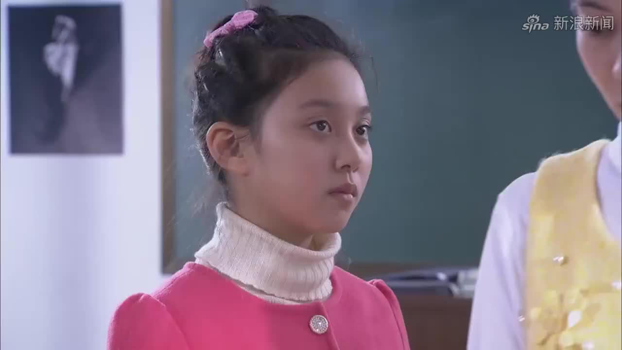 樱桃红:笑笑穿新衣服上学,娇娇看见嘲笑,在教室就吵起来