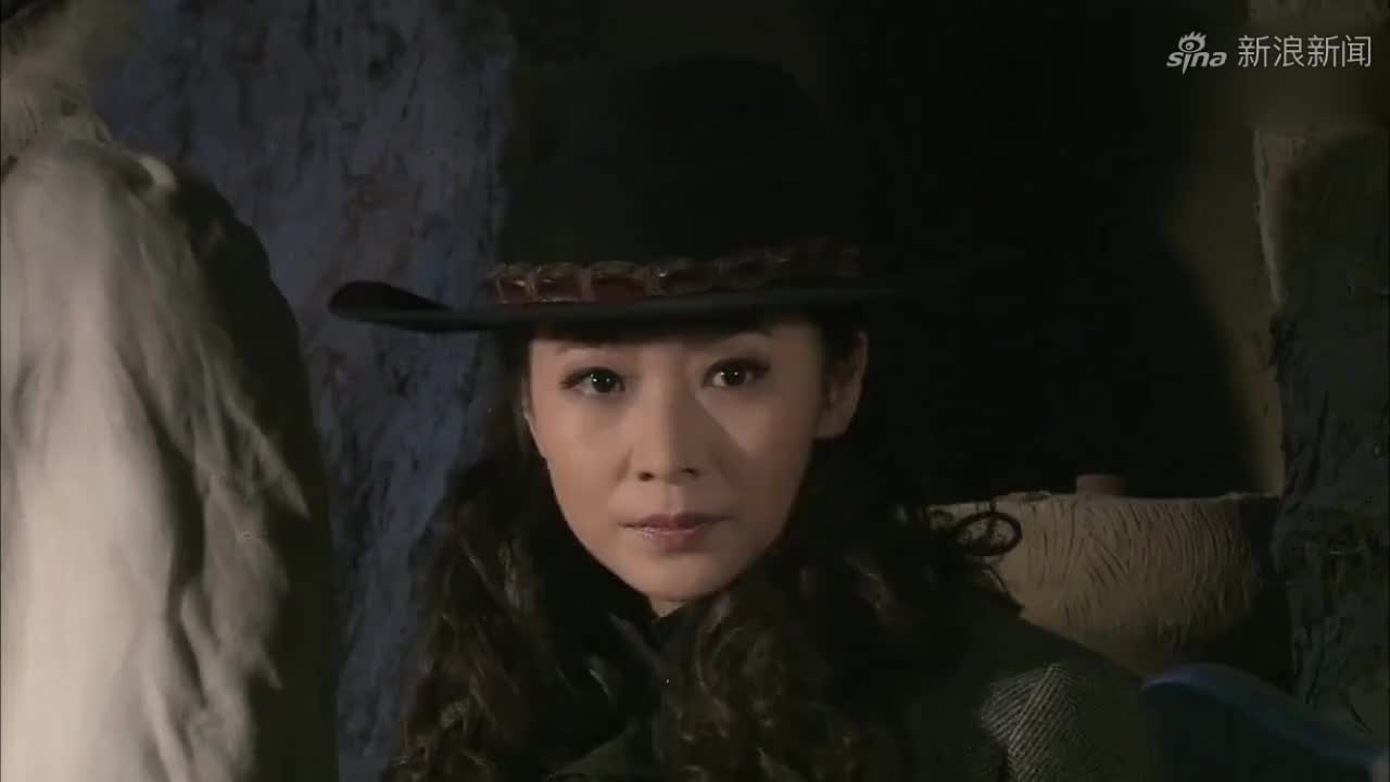 大漠枪神小玲大莲来到沈七七的山寨,把老刀把子的信交给沈七七