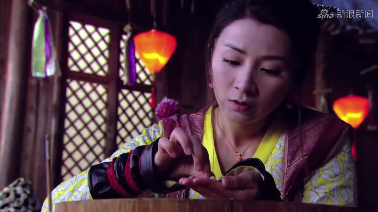 仙侠剑从水中飞了出来,纷纷引得众人争夺,却被一神秘男子夺走