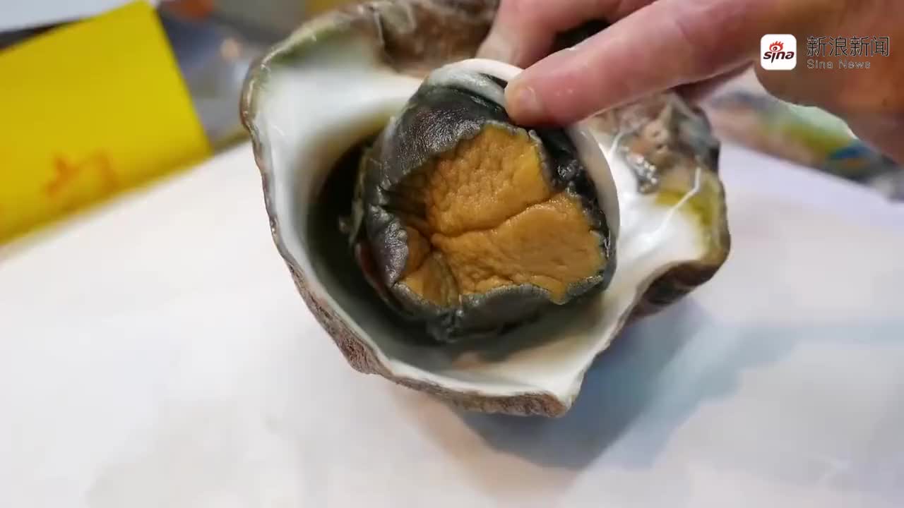 日本街头这是大海螺吗?有知道这个叫什么名字的吗?可以直接生吃