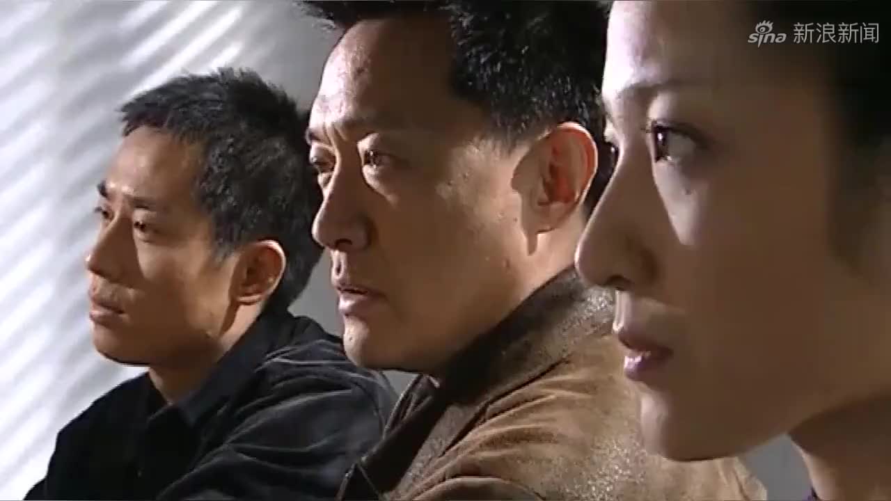 红蜘蛛:女子杀害一家老小,在路边吃西瓜的时候,被刑警一举抓获