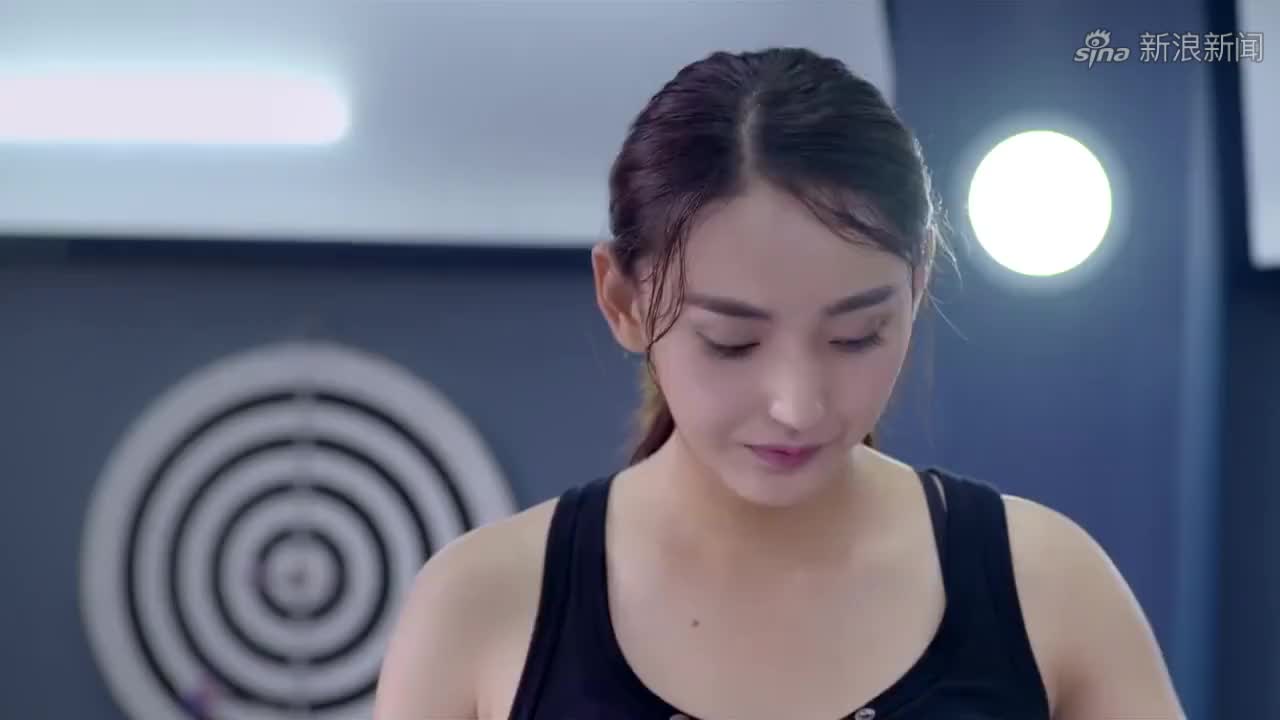 麻辣变形计:关小迪穿着一身红裙牵着狗狗出现,这气场简直太强了