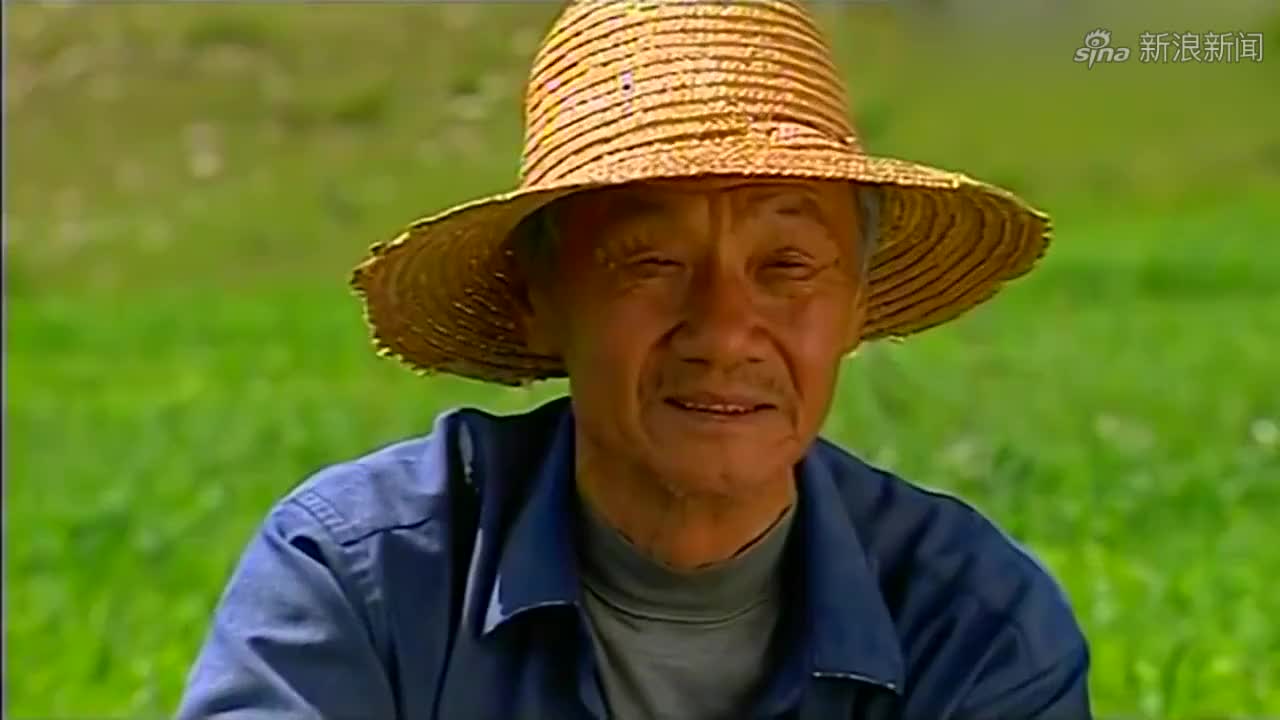 暖春:小花爷爷生病,儿媳妇做面条给老人,胖嫂送只鸡给老人