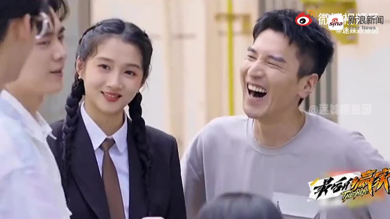 李易峰问关晓彤:为啥会选择大7岁的鹿晗!关晓彤的回答,太虐狗