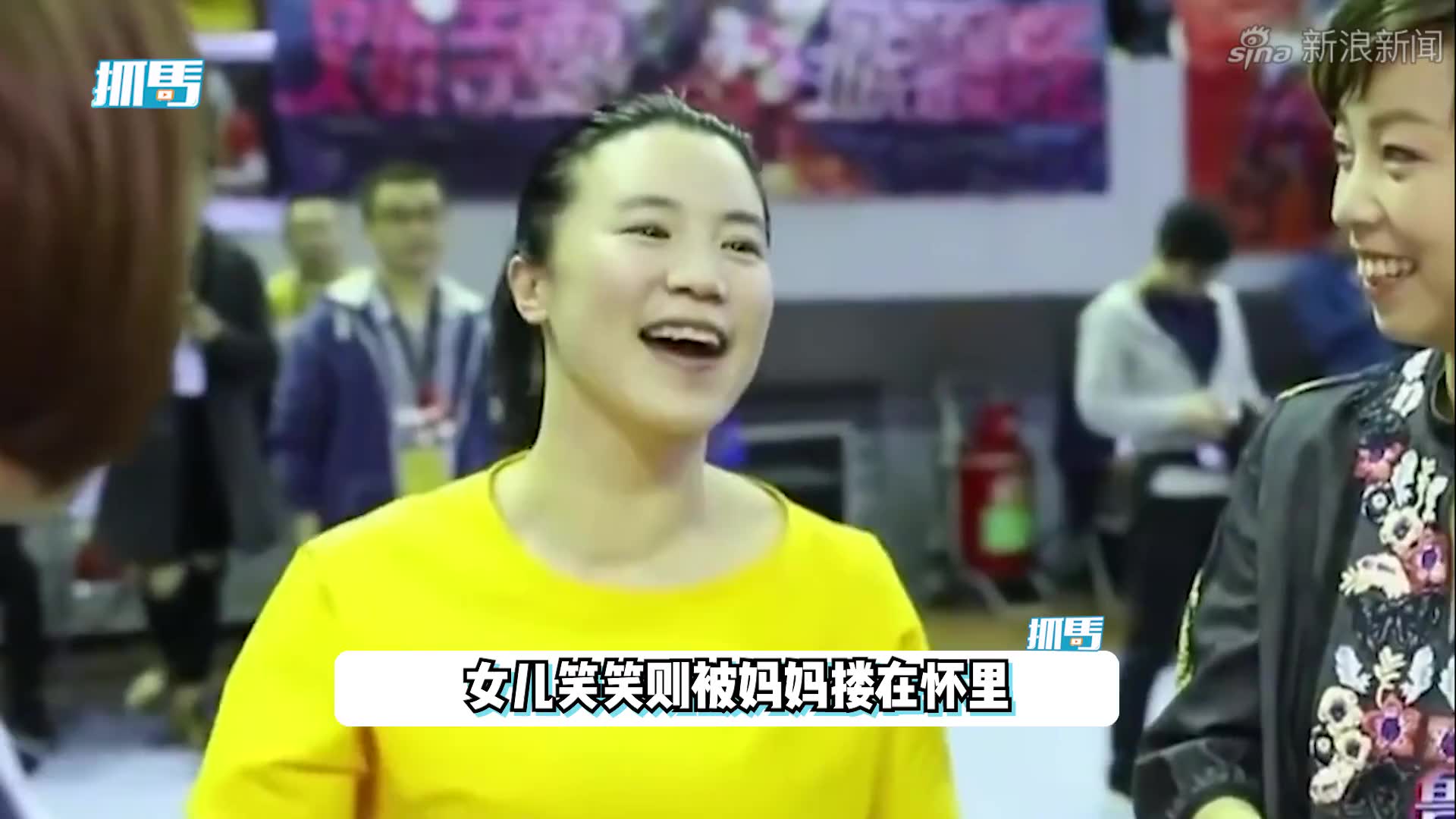 王楠带女儿看比赛,5岁笑笑忘我到吃手手,可可爱爱好像福原爱