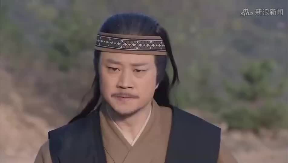 勾荣从天而降抢夺太妃玉佩,展昭随后追击,与其大打出手夺回玉佩