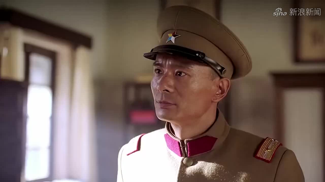 储世新带着士兵仍手榴弹,网友:借我一颗玩玩!