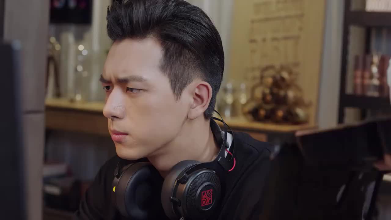 佟年韩商言头靠头睡着,队员97误会老大,当kk全员面怒吼老大