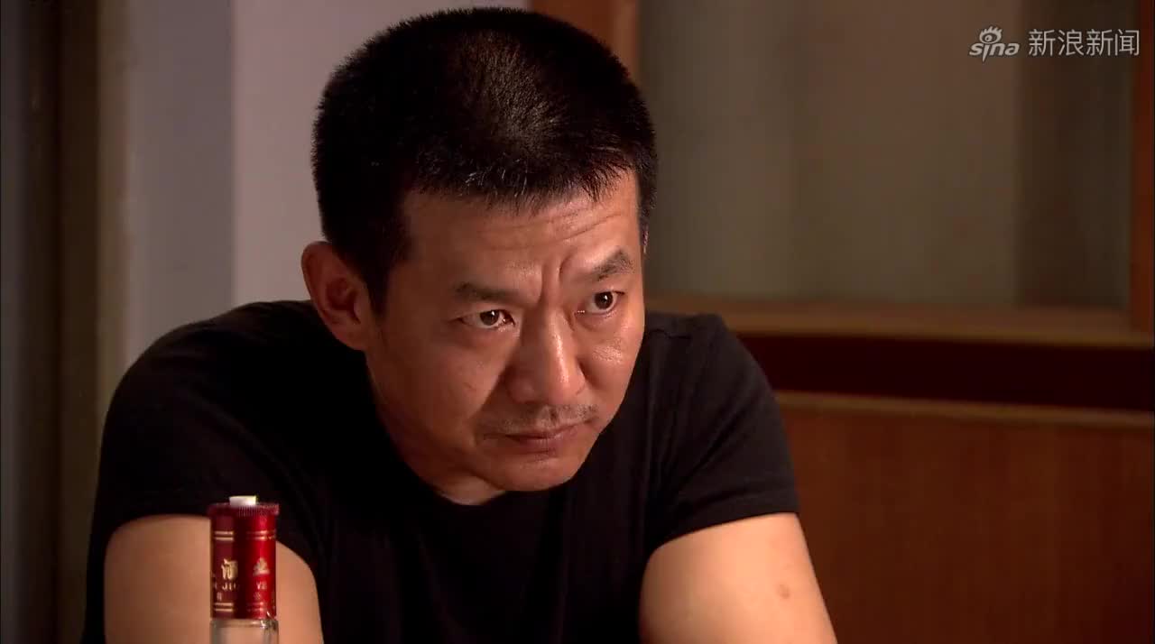 大漠高墙:犯人不和,在干活时阿瓦斯被砸的头破血流