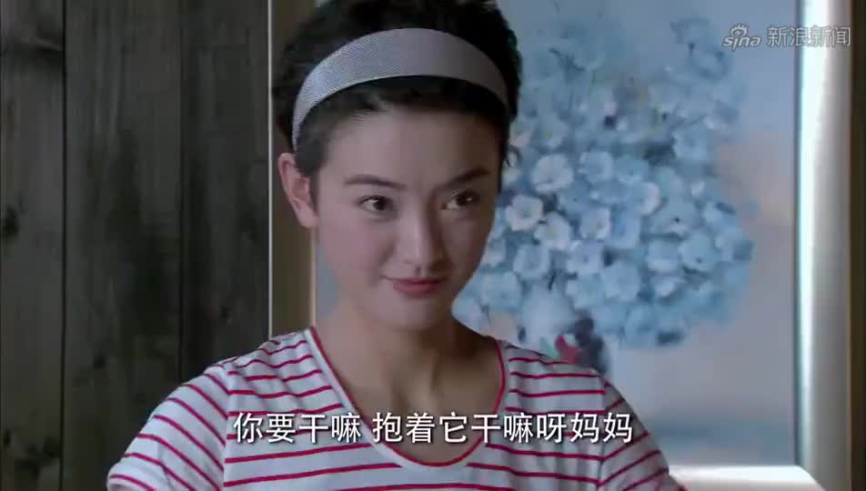 车站接儿子回家,当儿子出现时,妈妈就成了小女人,投入儿子怀抱