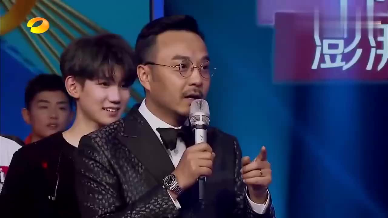 汪苏泷在野外见到只猫,拿着就要看公母,汪涵看这架势都无语了!