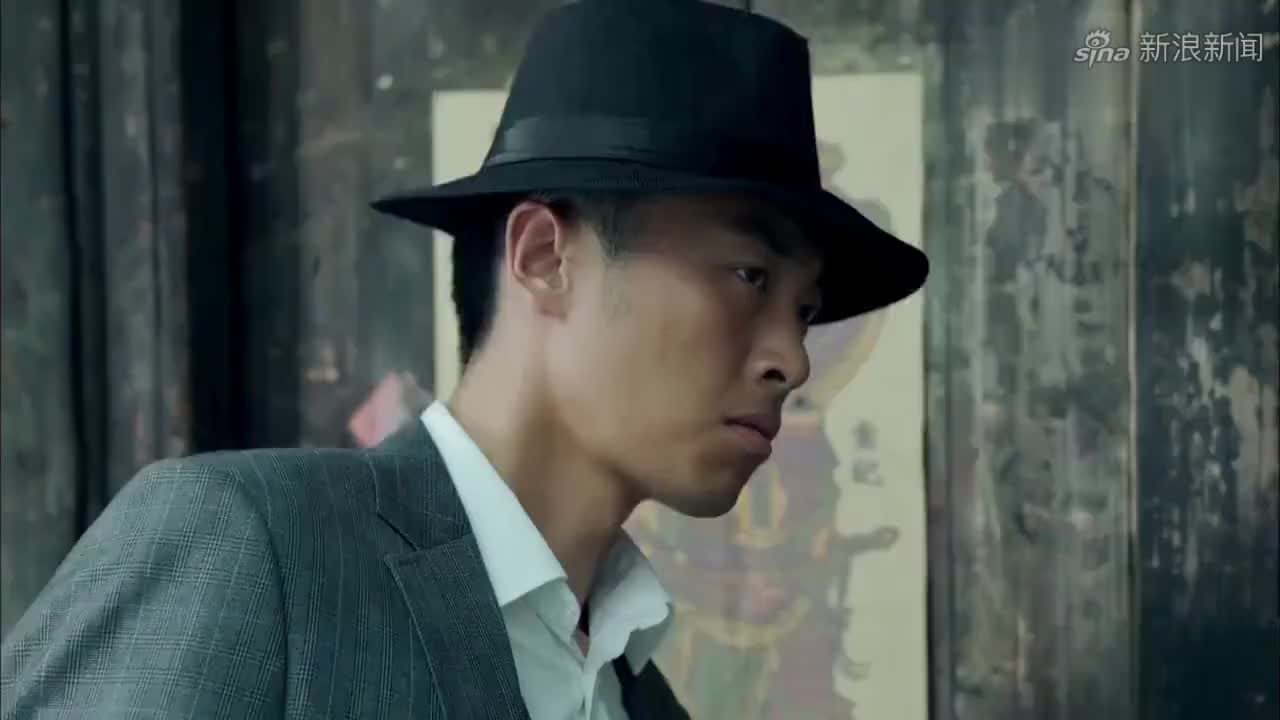 不可能完成的任务,浩二在监听着信号,高桥则在一旁若有所思