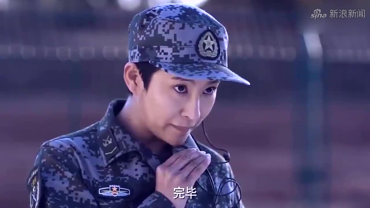 麻辣女兵:新来教官太霸气,一出场就把新兵镇住,连长一旁偷乐
