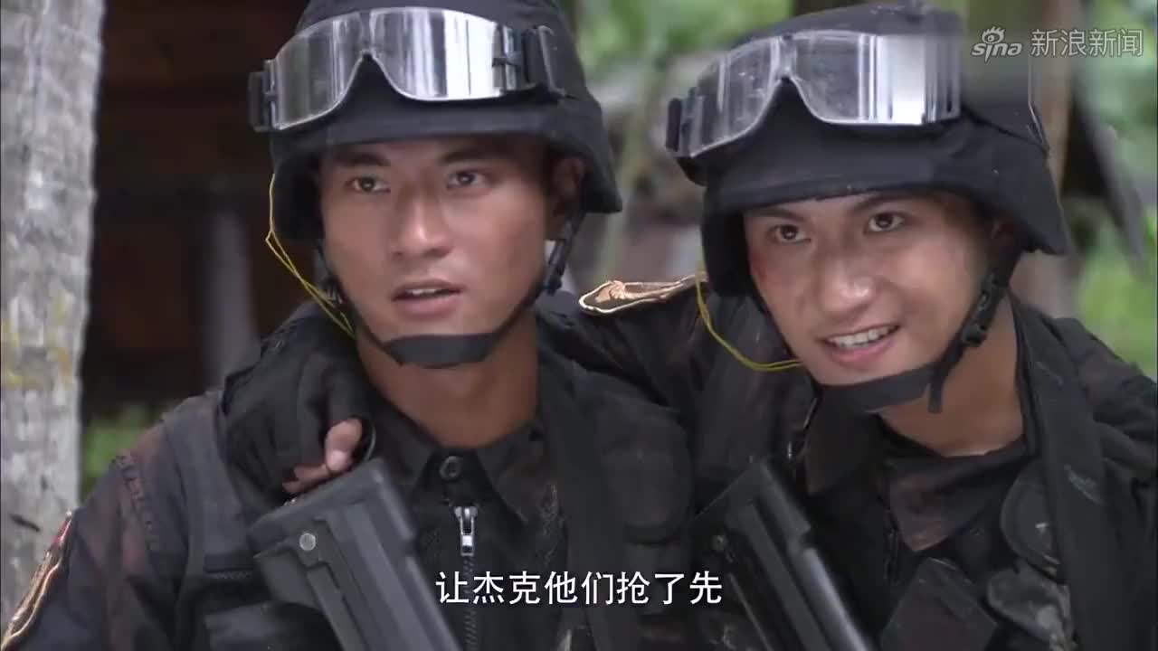 火蓝刀锋:沈鸽误把海盗当成救援队,疯狂朝对方招手求救