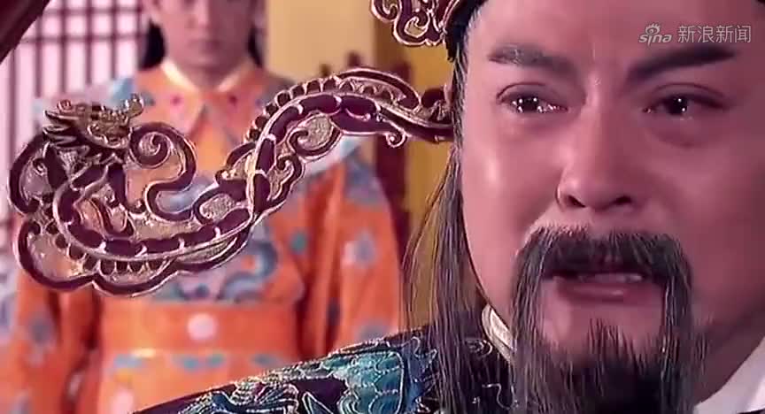 八王爷逼皇上退位,皇上拿出一诏书,八王爷立即倒坐在椅子上