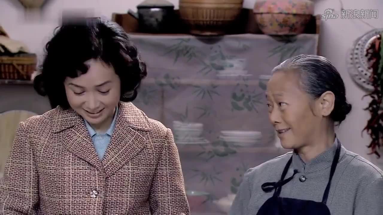 妈妈做的菜就是好吃,文丽吃的津津有味,家的味道就是香!