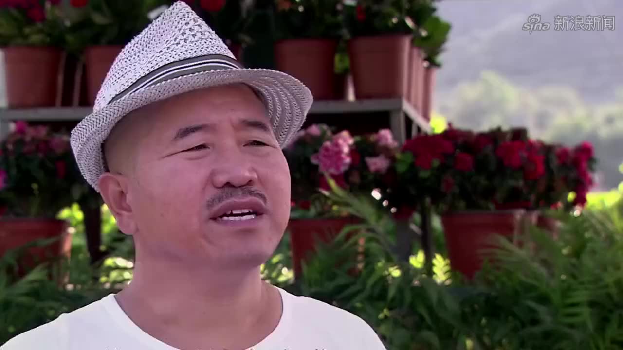 刘能来找老七,看见刚生产出来的豆腐,拿起一块就尝