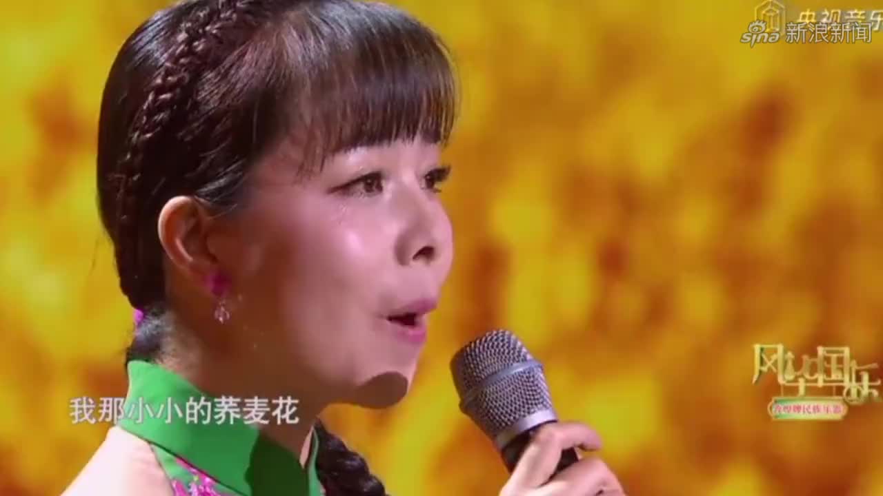 王二妮与毕福剑深情合唱经典歌曲《爱是你我》熟悉的旋律太好听了