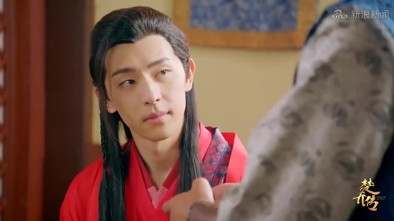 扶摇:扶摇回忆太子之事,忽然发现脸型不像,太子便让扶摇倒酒!