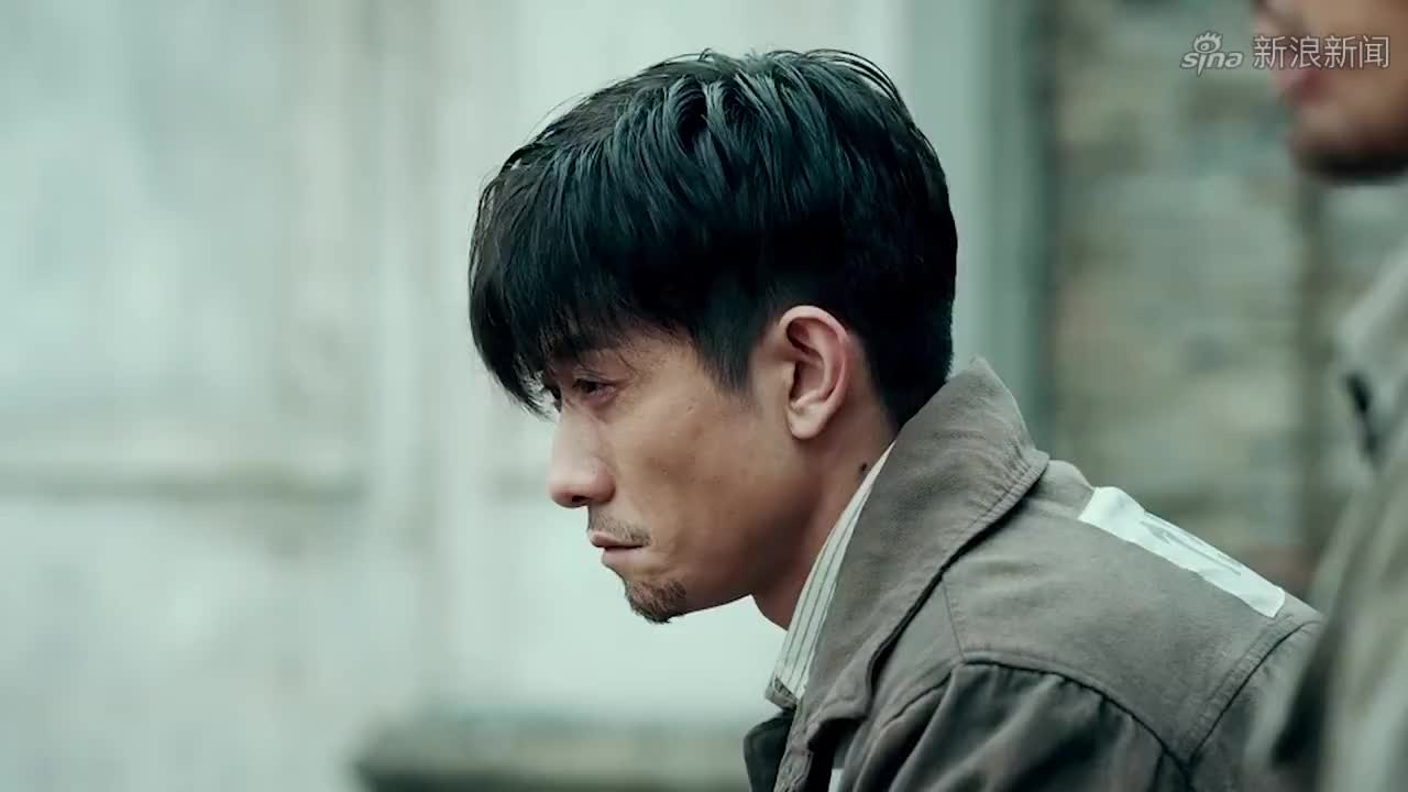 青谷子:女同学失足砸倒张一山,俩人四目相对超暧昧,害羞了