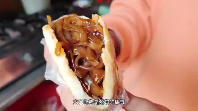 邯郸神秘的烧饼夹皮渣,烧饼焦香皮渣糯香