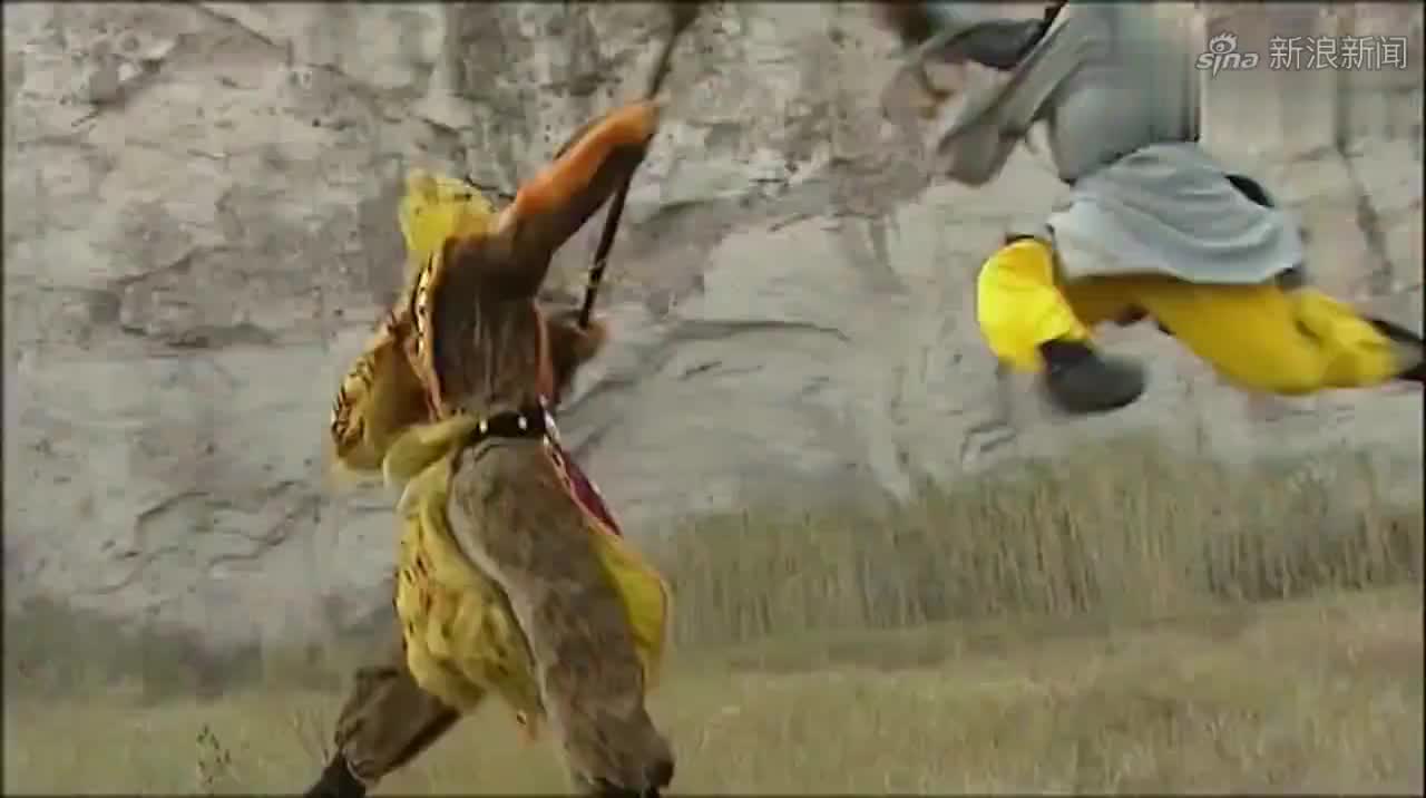 舅舅打扮成孙悟空的样子,外甥都不认得他了,太可爱了