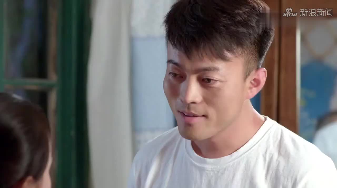 小伙向周小北求婚,不料周小北把戒指喝进肚子!