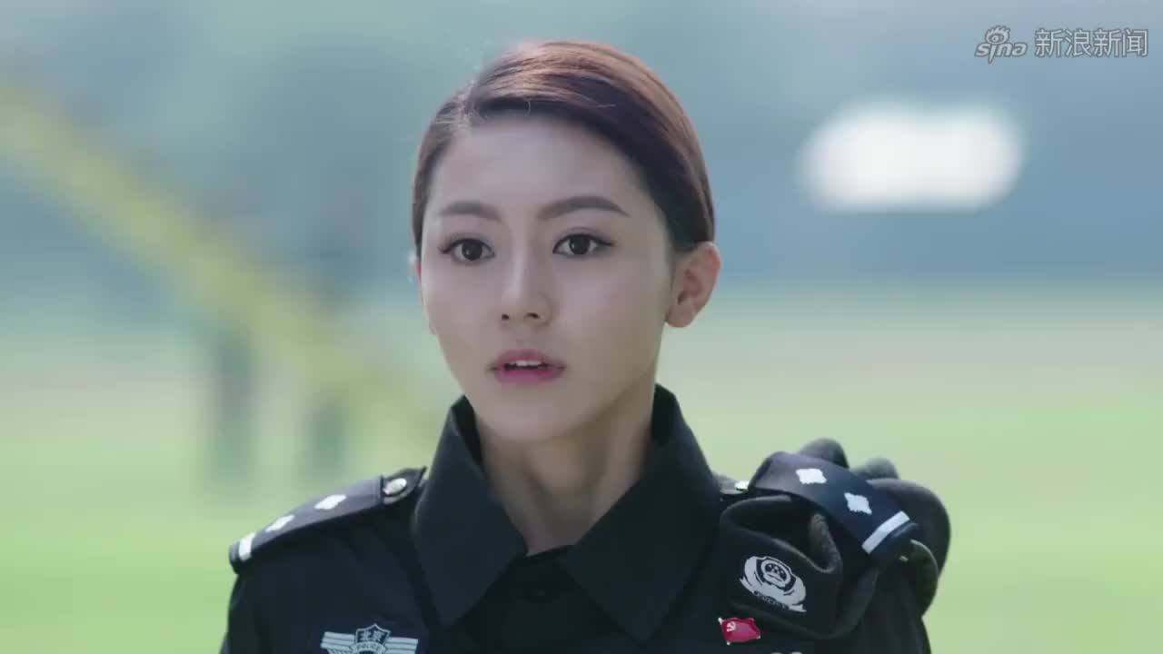 警花与警犬:女嫌犯死不招供,不料美女警花一出手,立马招了