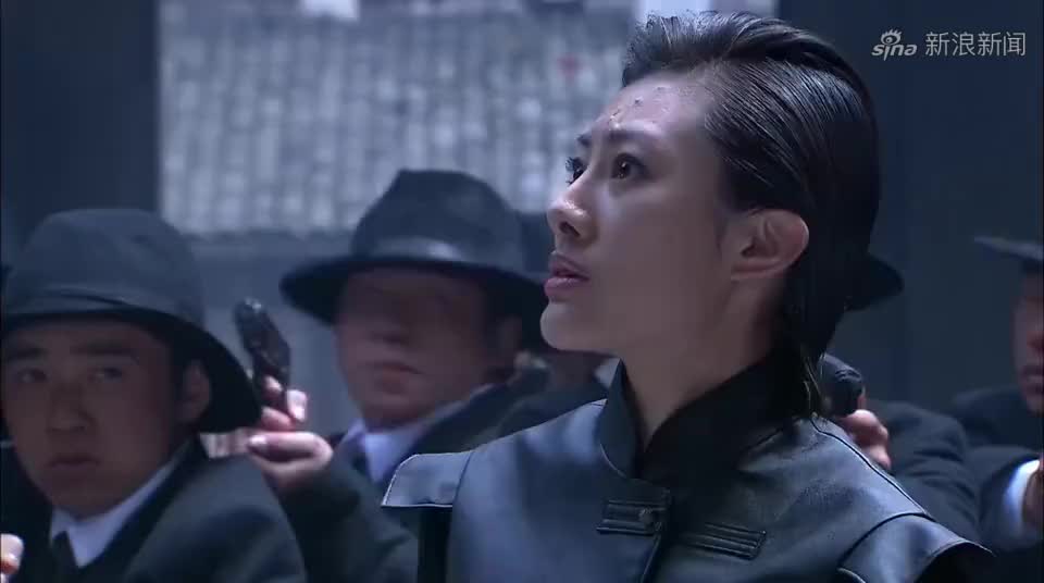 女匪首传奇:覃天刑场命悬一线,女匪首双枪救覃天