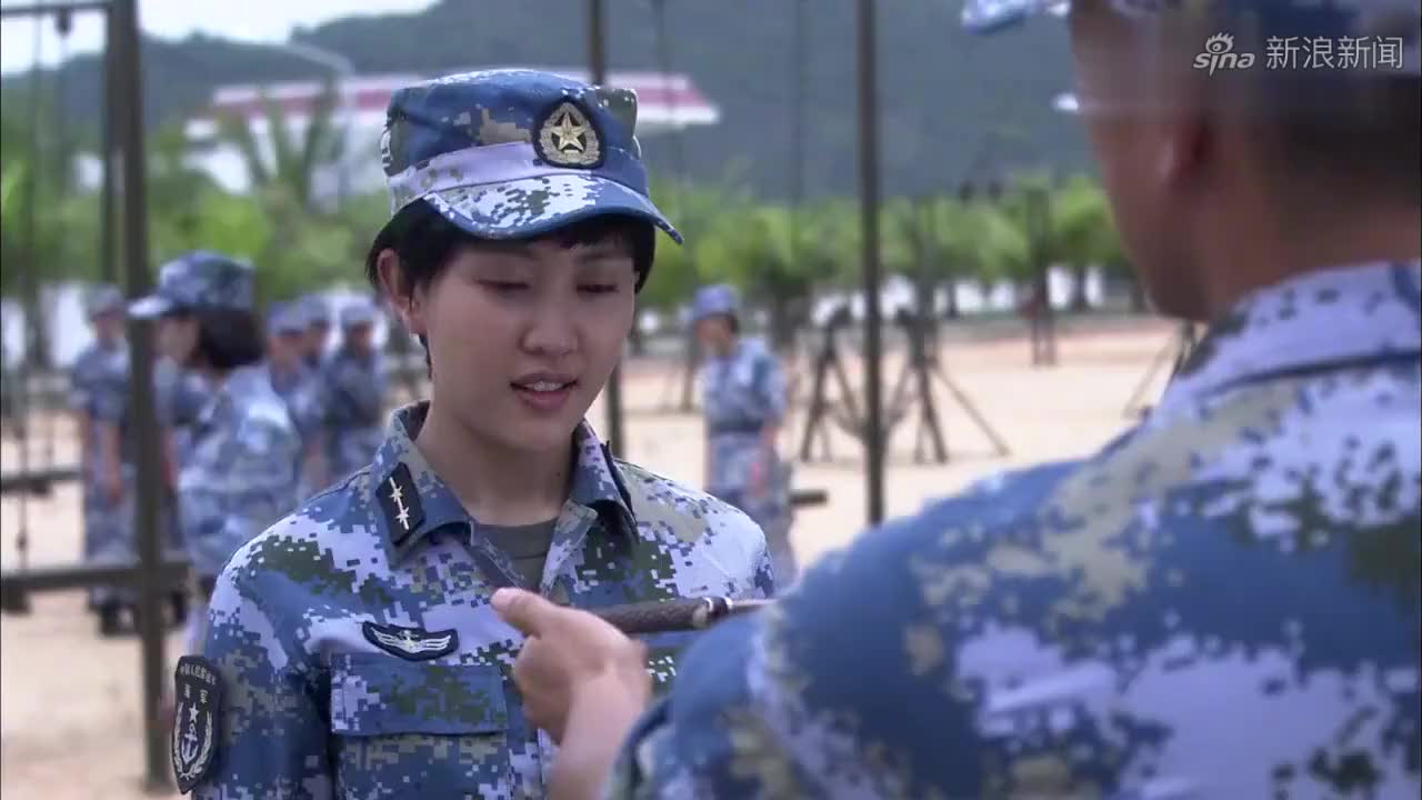 火蓝刀锋:张冲当众表白乌云,送她精致小匕首,惹来一片欢呼声!