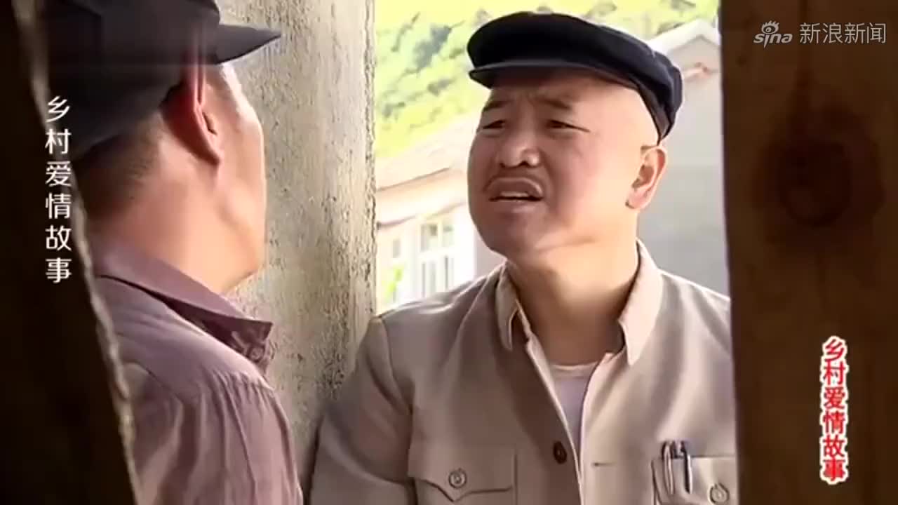 刘能赵四在大脚门口吵吵,谁知大脚一盆水泼过来,赵四反应倒挺快