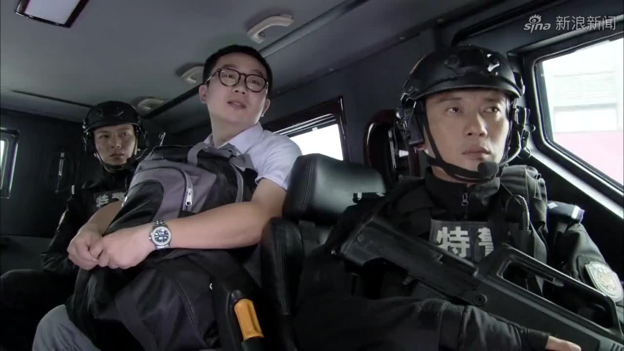 武装特警:傻子持枪见人就打,警察拿他没办法,调来特警部队