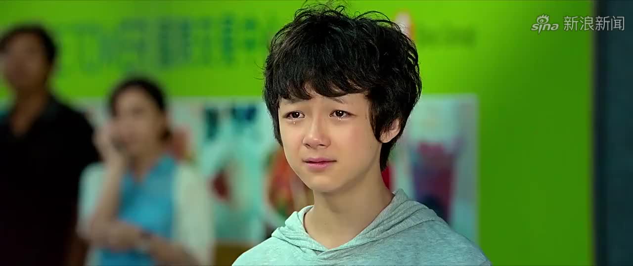 儿子是奇葩:女孩为筹手术费卖包包,穷男友挺身而出,她却感动了