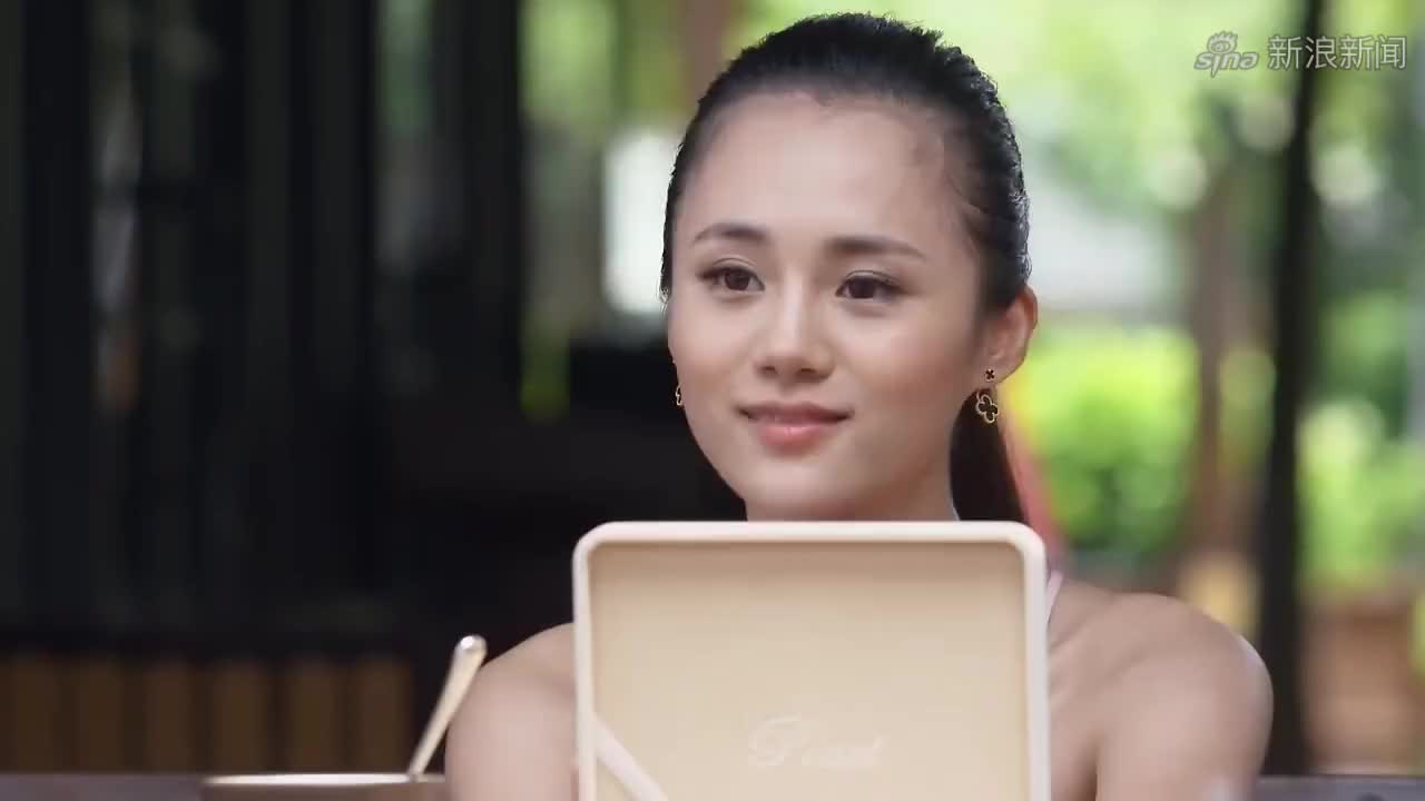 韩彬送了礼物,小丹故意拿来向前妻炫耀