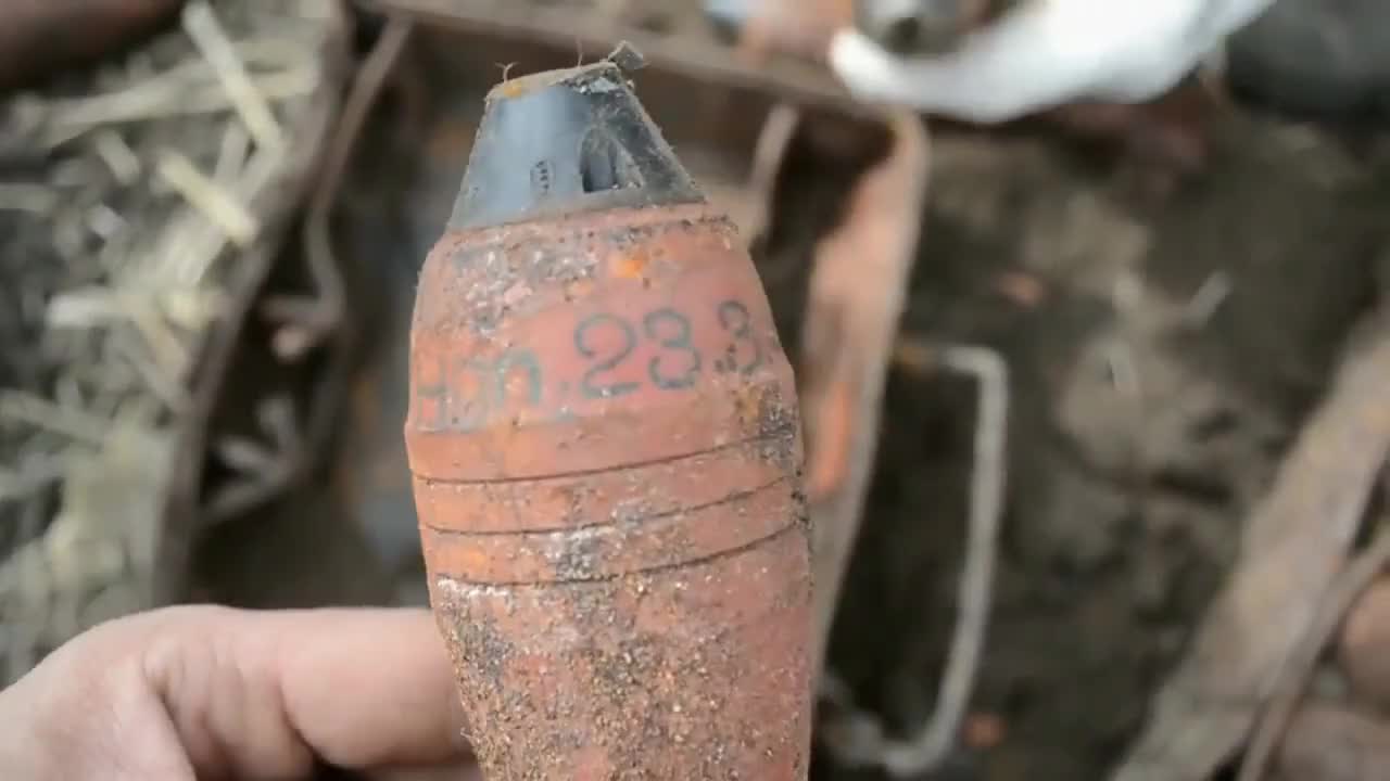 一颗二战时期的手榴弹,还有一整箱迫击炮弹,都不能响了吧?
