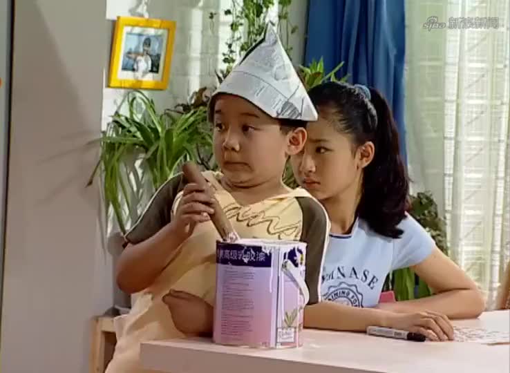 刘星耍双截棍,结果不小心摔了个大跤,小雨:你这动作可不怎么样