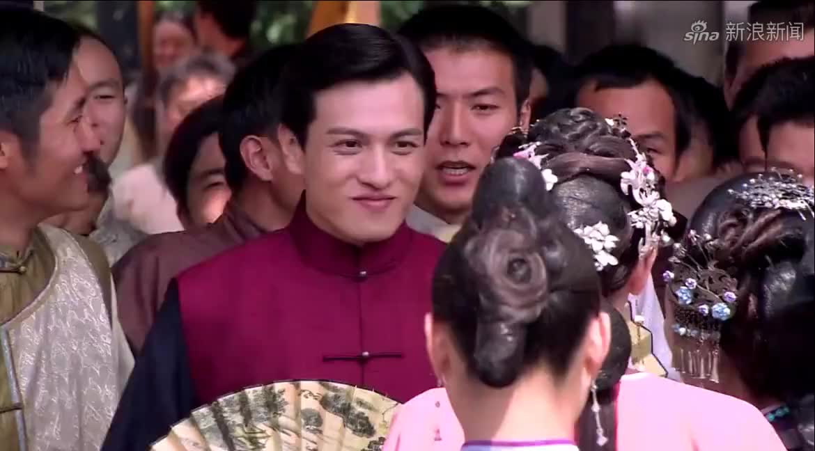 大丫鬟:采青责怪少爷不该冒险,少爷看到她紧张自己,内心窃喜