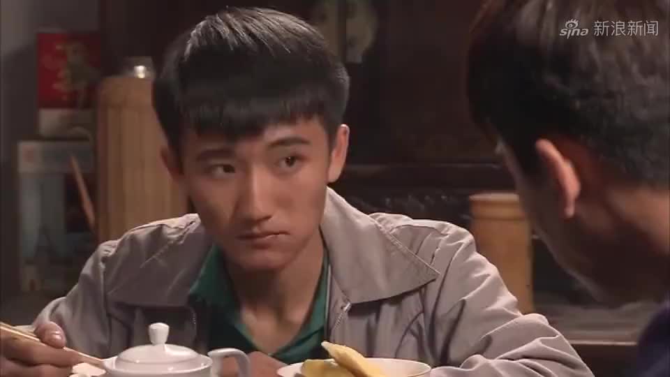 二叔,尔春吃着饭给了尔志强钱让他拿着,还说是自己存的压岁钱