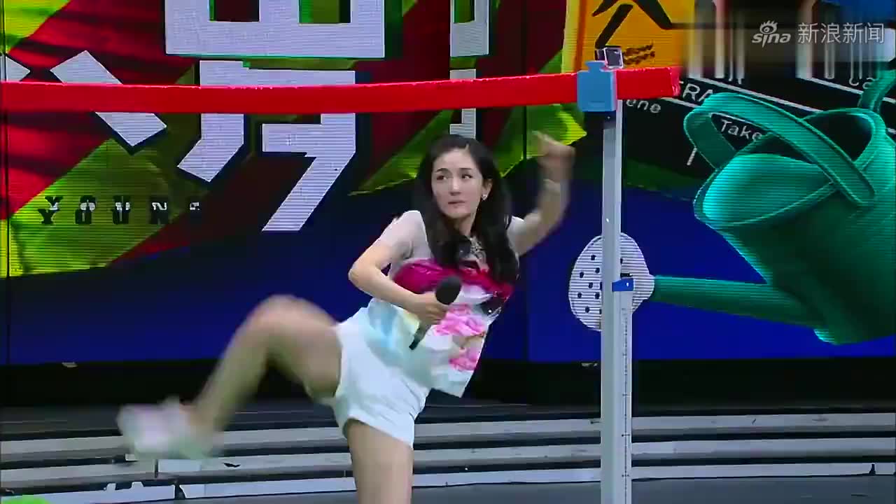 张慧雯穿裙子挑战一字马踢板,谢娜胜负欲爆棚参战,太精彩了!