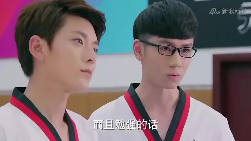 旋风少女:力量强大的方廷皓一脚踢碎瓶子,初元来迎战