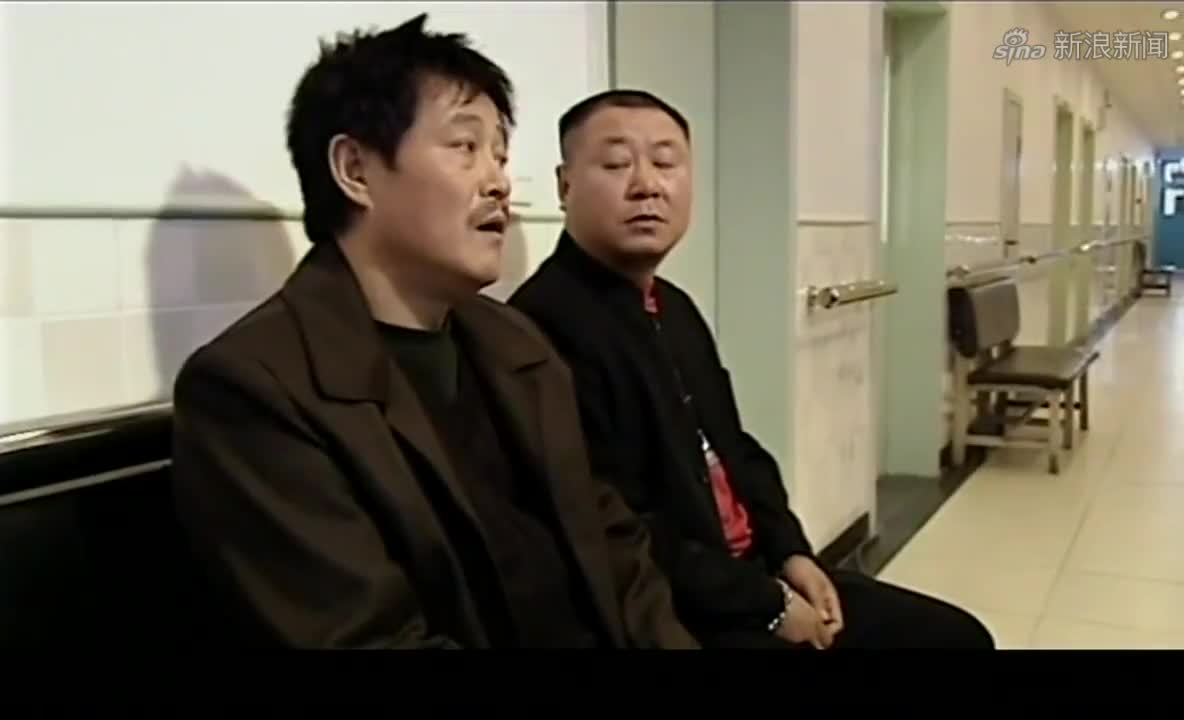 范德彪跟人打架,被一掌推到,立马怂了起来