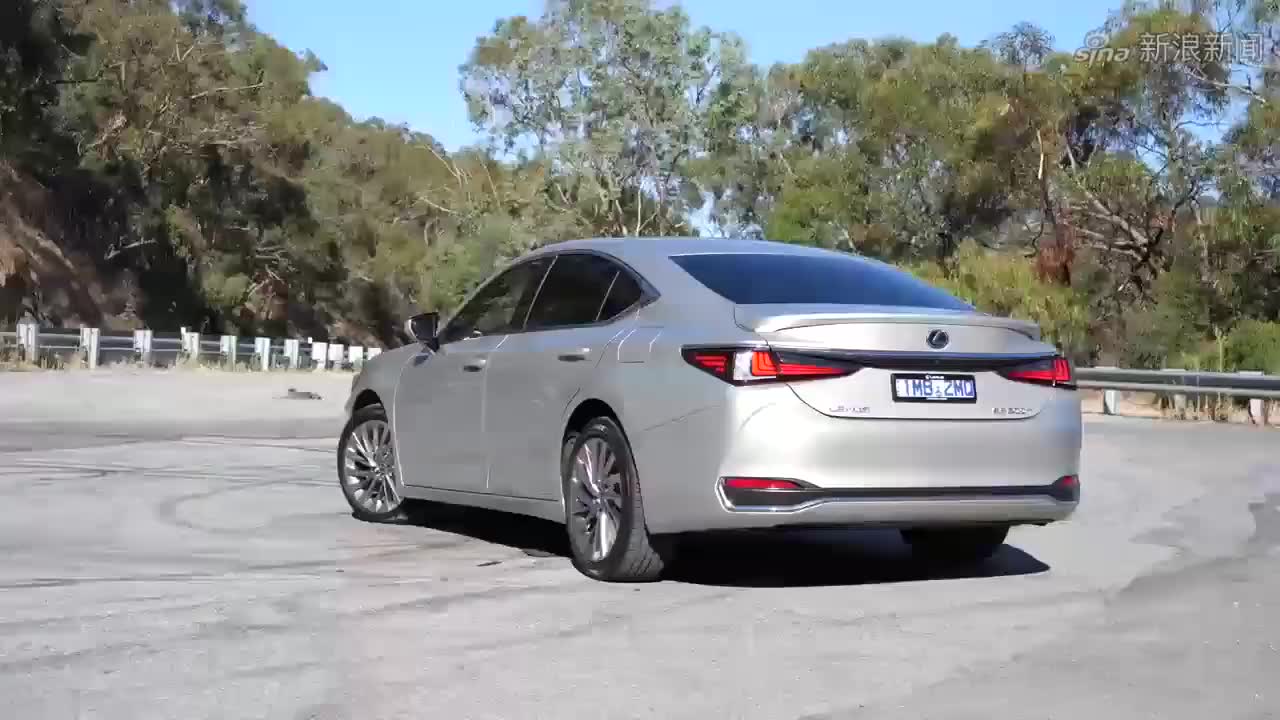 2020款雷克萨斯es300h和奥迪a6差别有多大?停一块比一下就懂了