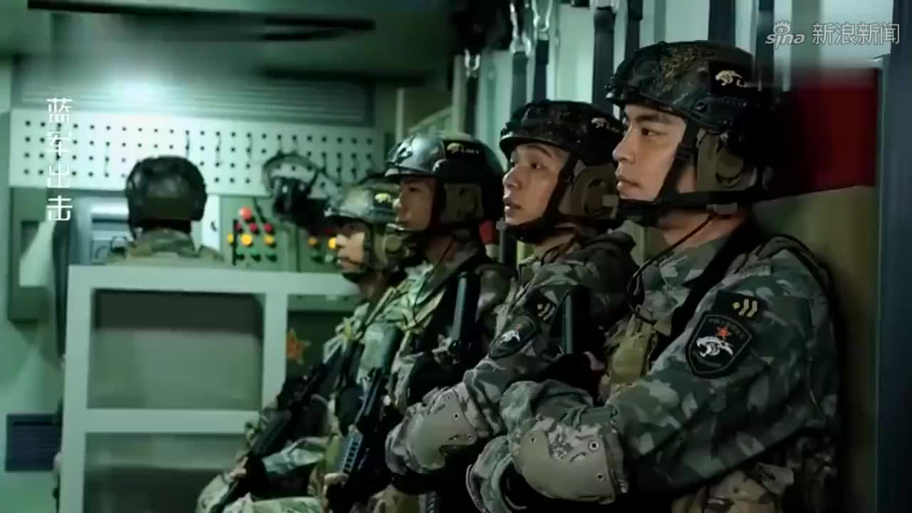蓝军出击霍得逃跑摔倒,艾佳失去最佳射击时机,冷静处理