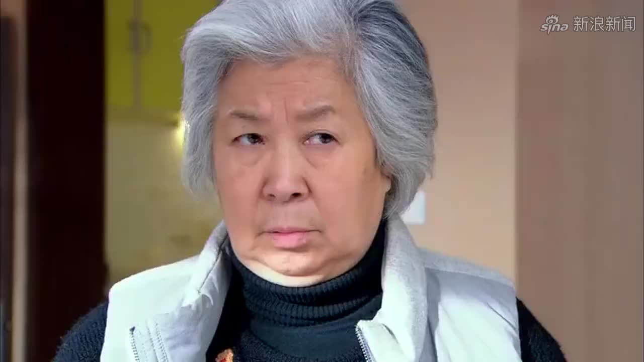 老太太实力坑人,盲区突然窜出,惊险的一瞬间