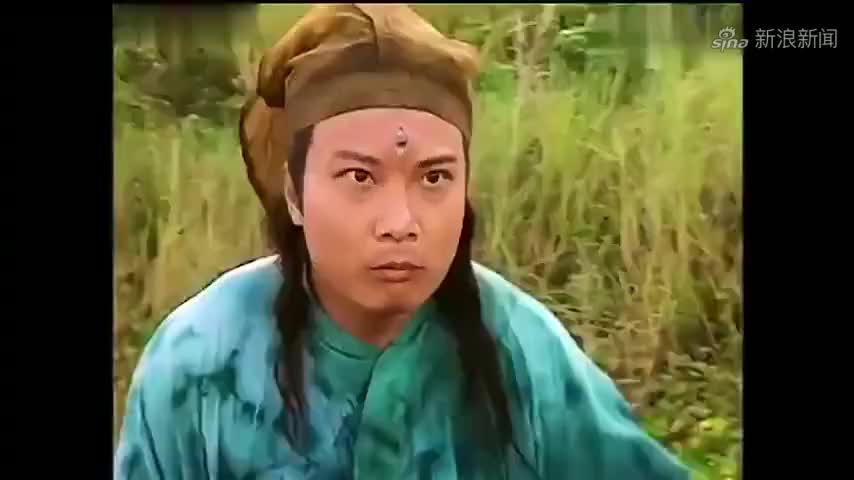哪吒身穿混天绫遨游东海,仙水染红,惊动了虾兵蟹将