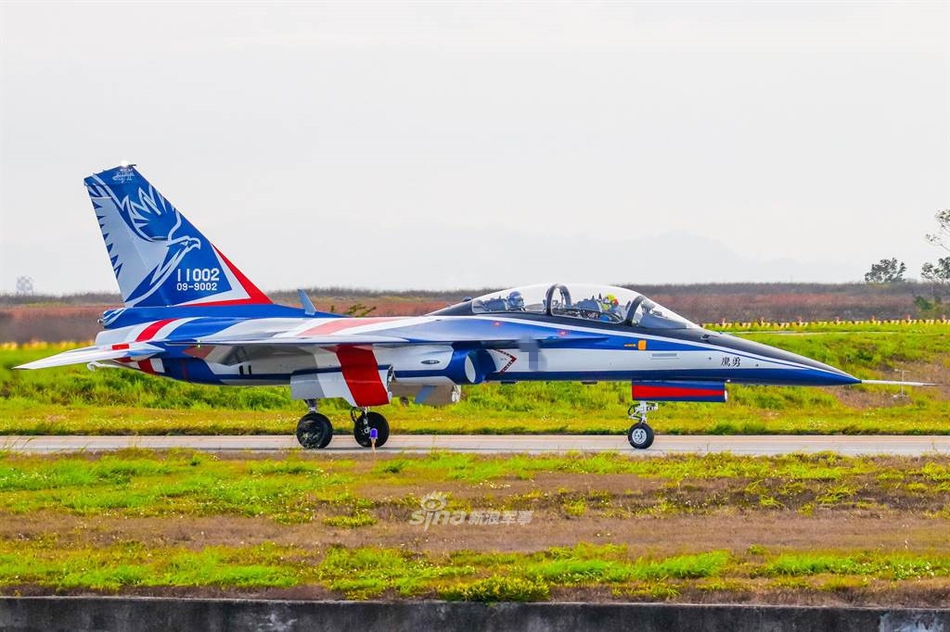 还没量产就要落后?对岸第二架"勇鹰"教练机完成试飞
